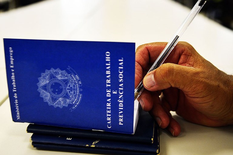 taxa-de-desemprego-no-pais-cai-para-8%,-menor-indice-desde-2014